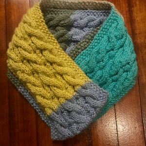 NWOT Handmade color blocked cable knit scarf